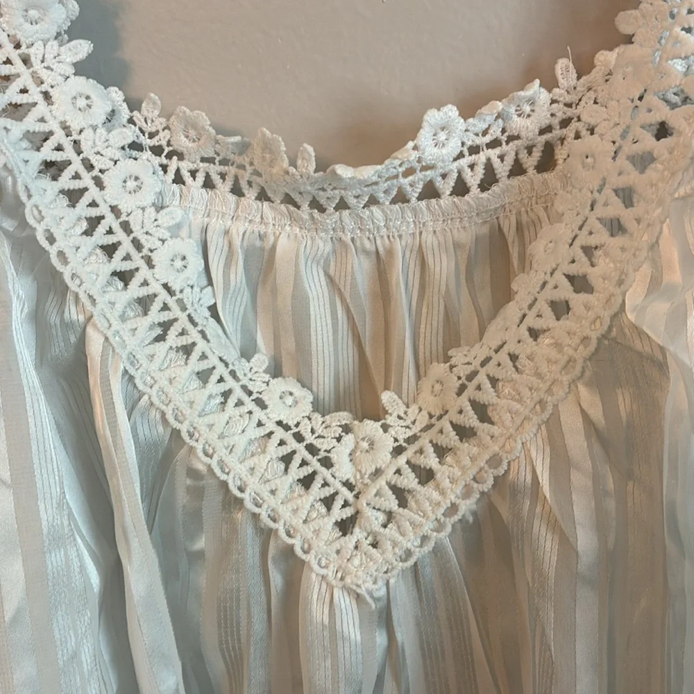 Women’s white top size medium - Picture 3 of 5